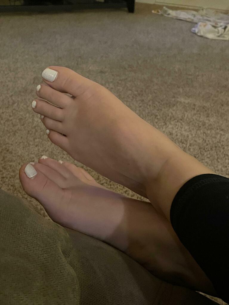 FootlovepicFoot's tweet photo. Who wants to suck my toes as their Christmas present? https://t.co/Qm597U08zM https://t.co/9RQupvIVsV