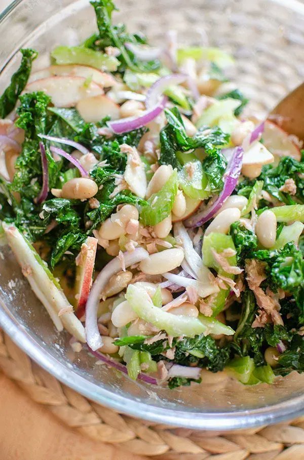 Living_Lou's tweet photo. You’ll LOVE this kale white bean salad with tuna + a homemade salad dressing. 💕
The salad uses kale, lemon, white beans, tuna, celery, apple + onion. The dressing calls for lemon, garlic, maple syrup + olive oil.
RECIPE: https://t.co/D6sMQ57G5C
#salad #cookinginquarantine https://t.co/JxdYBOUe6A