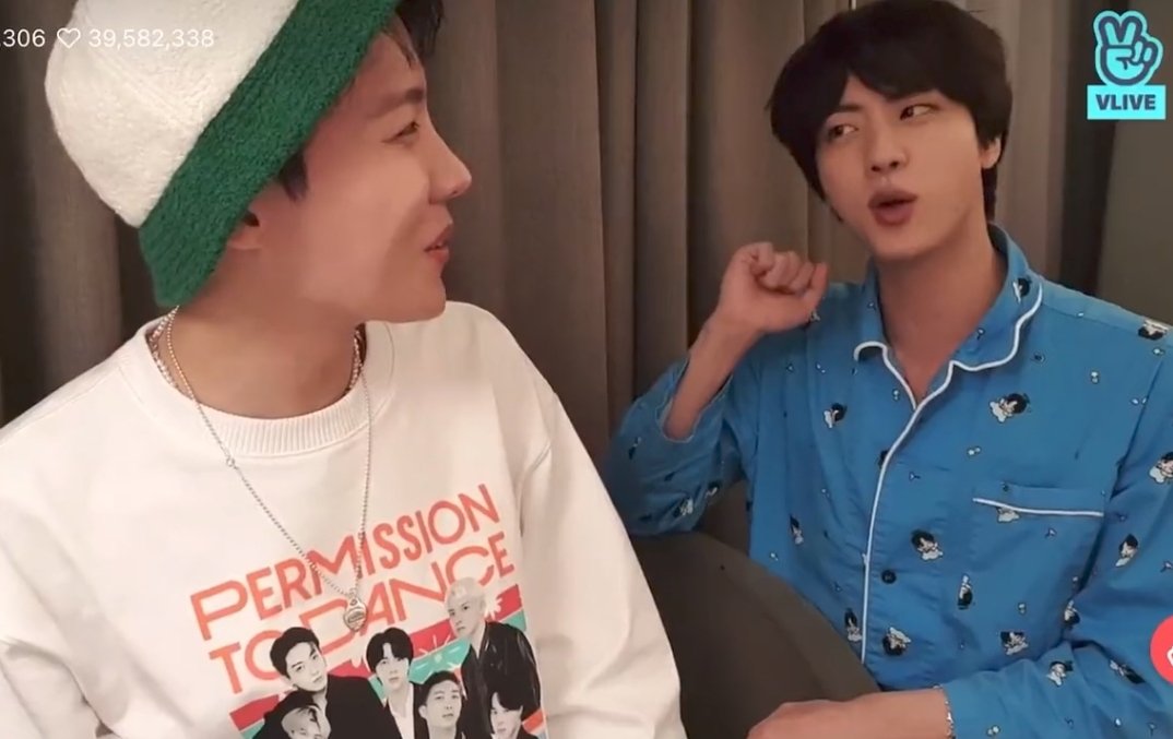 nygmahopee's tweet photo. — AYUDAA ESTE RJ ENTRO AL LIVE DE MANG Y ESTABA LIMPIANDO CON UNA ASPIRADOR. esto me recordó al último live de hoseok  cuando este seokjin entraba cada dos segundos a su en vivo y decía y hacia cada cosa radón, amo. de tal palo tal astilla https://t.co/paE4WoV47P