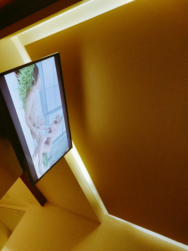 Aquí en un hotel viendo pornito les. 💖