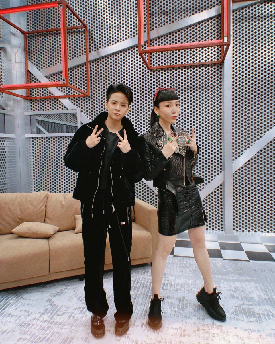 hourlyamber's tweet photo. Amber Liu Yiyun and Momo Wu 🎤🎵🎙
Watch Flash Band every Saturday night! 
#MoBer
#AMBERLIU #엠버 #刘逸云 #fx #에프엑스 #MomoWu 
@amberliu https://t.co/q5DmFI9OuX