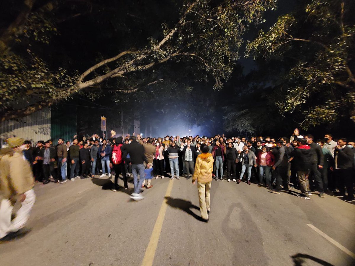 Samriddhi0809's tweet photo. #JUSTIN: Delhi Police has lodged FIR against the agitation doctors of rioting, causing obstruction in duty of police personnel & damaging public property. #ExpediteNEETPGCounselling2021 #neetpg2021counselling https://t.co/gLLn3tVnpG