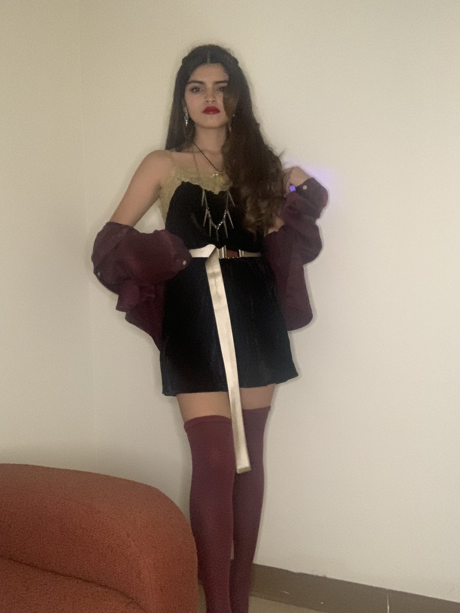 sadtorihours's tweet photo. I’ve been procrastinating posting these so I’m just gonna make it a Twitter exclusive. I couldn’t deprive the world of me being hot and goth/grunge flavored. 🤷🏽‍♀️ https://t.co/qVOZO9RwPW