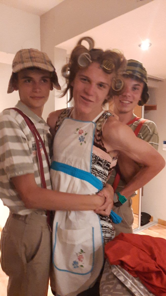 juliangaido99's tweet photo. Mis amigos? El mejor disfraz de la historia de brc https://t.co/HO0pGaEuIX