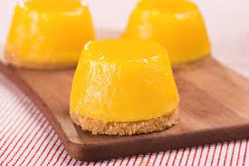 Желтый желейный. Куиндим Бразилия. Куиндим десерт. Куиндим бразильский десерт. Желе желтое.