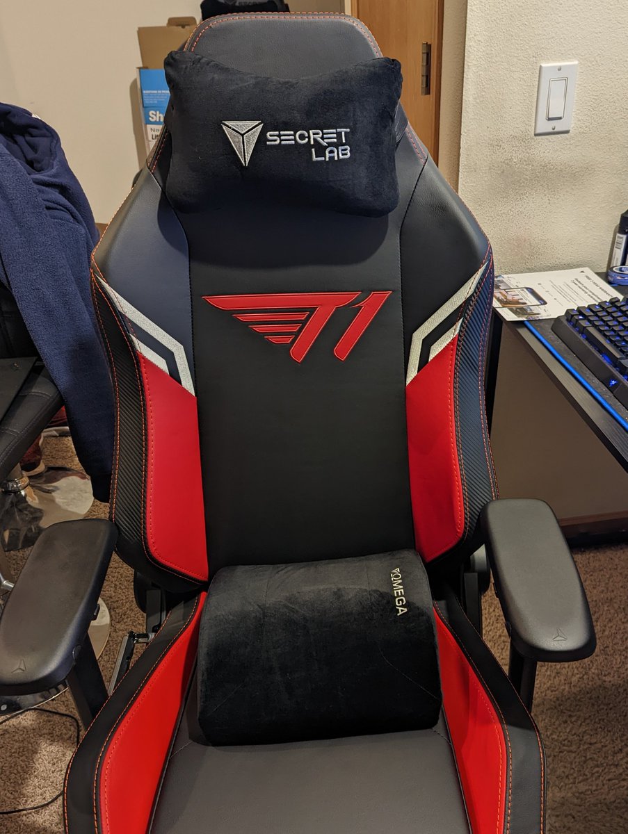MagusOW's tweet photo. Thanks for the great chair, #secretlab https://t.co/x8U6eTnni7