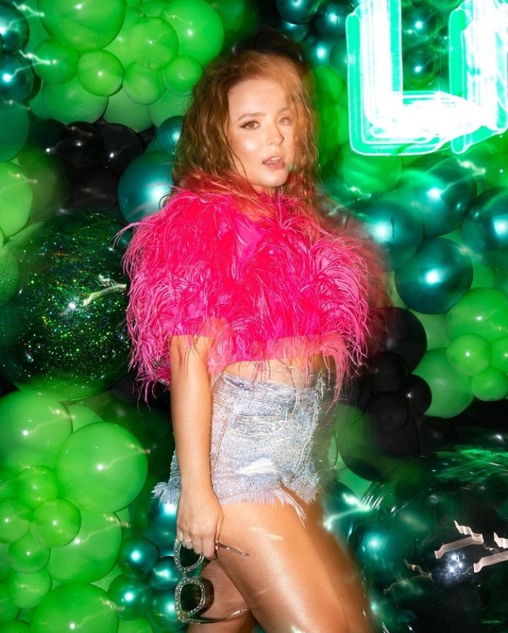 emily_franca_'s tweet photo. E hoje é o aniversário de 21 anos da rainha da Disney, da Globo e da Netflix 🛐 É tanto orgulho que nem cabe no peito 🤧 Parabéns, meu amor! ❤
LARISSA MANOELA
#LarissaManoela #LM21 https://t.co/ThjaX12mX3