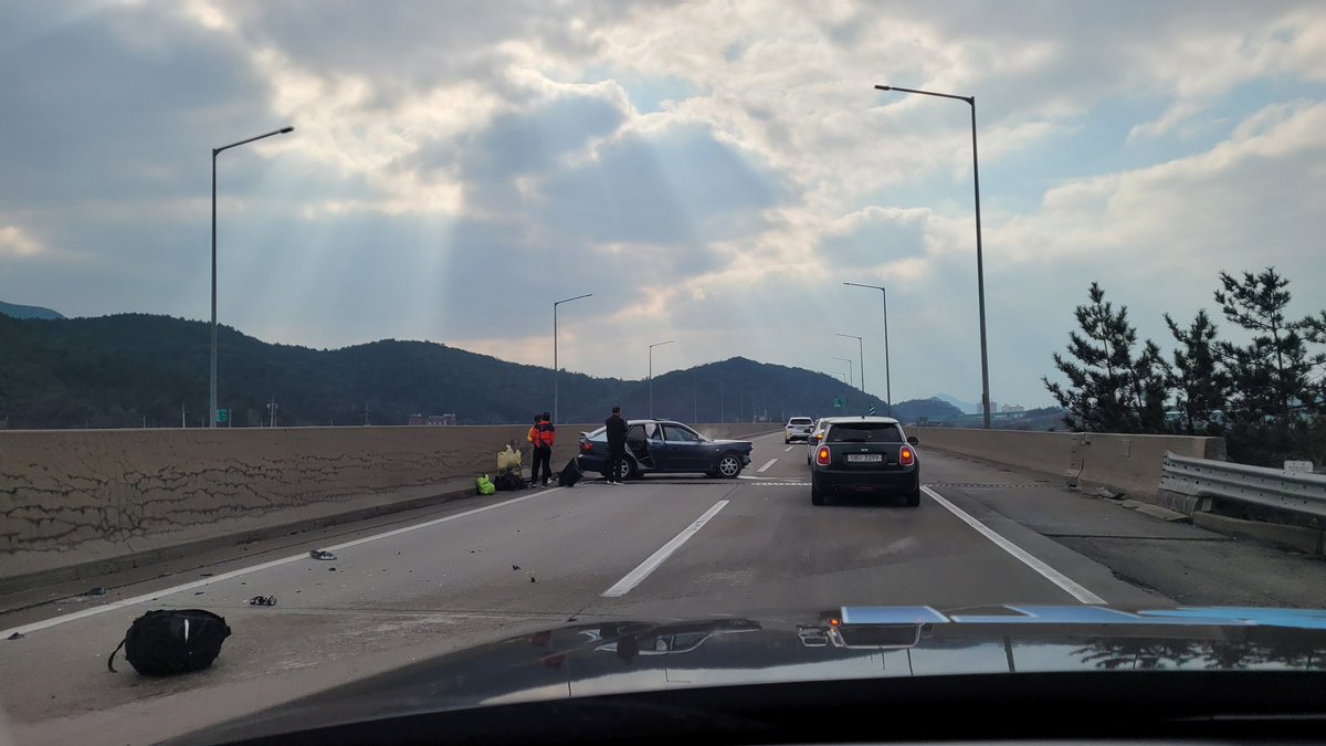 광주광역시TG 방향 11Km전, 순천, 고창 분기점 1Km전 차량사고. 본네트에서 김이 모락모락 난다.

백만번 잘하다가 1번 삐꺽하면 스쳐도 중상인 고속도로 운행... 모두들 조심하시라.