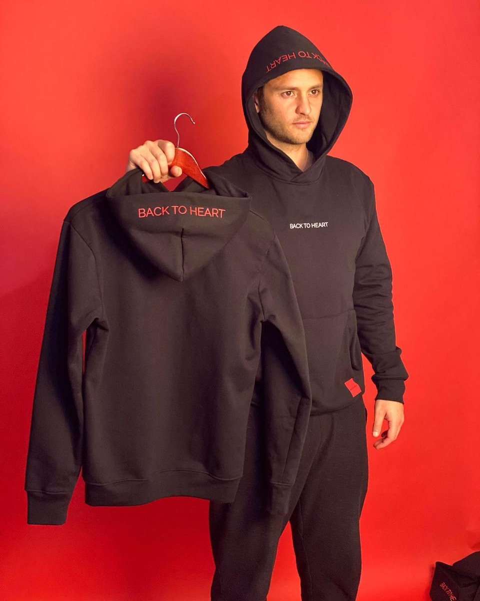 rbd_ecuador's tweet photo. Yo compro la chompa si viene con el modelo. 😏😏 @christopheruck #back2heart https://t.co/D1euR3BvTA