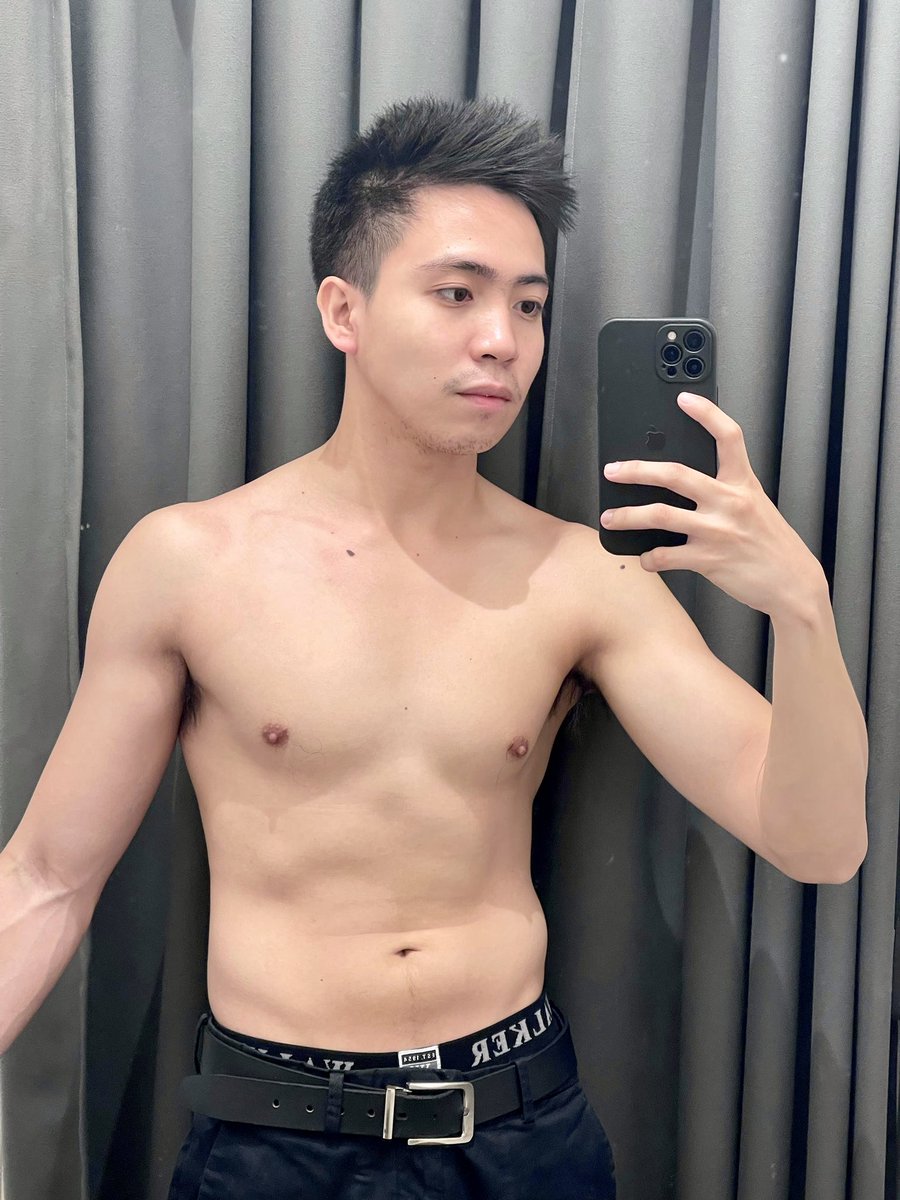paolomiguel94's tweet photo. Buti nalang may nabili ako sa Uniqlo #Vline #cuttingphase #mirrorselfie https://t.co/JF3wv2Nf2I