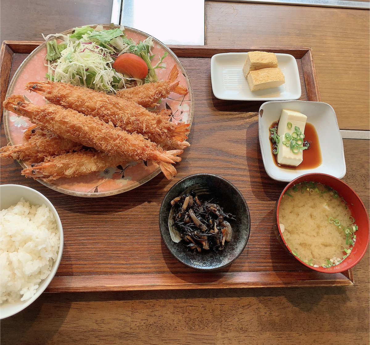 k66t42's tweet photo. 今泉キッチンに行ってきました✨

大海老フライ定食

3本か5本か10本か選べます🎶
私は5本✌️

ボリュームすごかったです😃 https://t.co/kFBp9ngyHC
