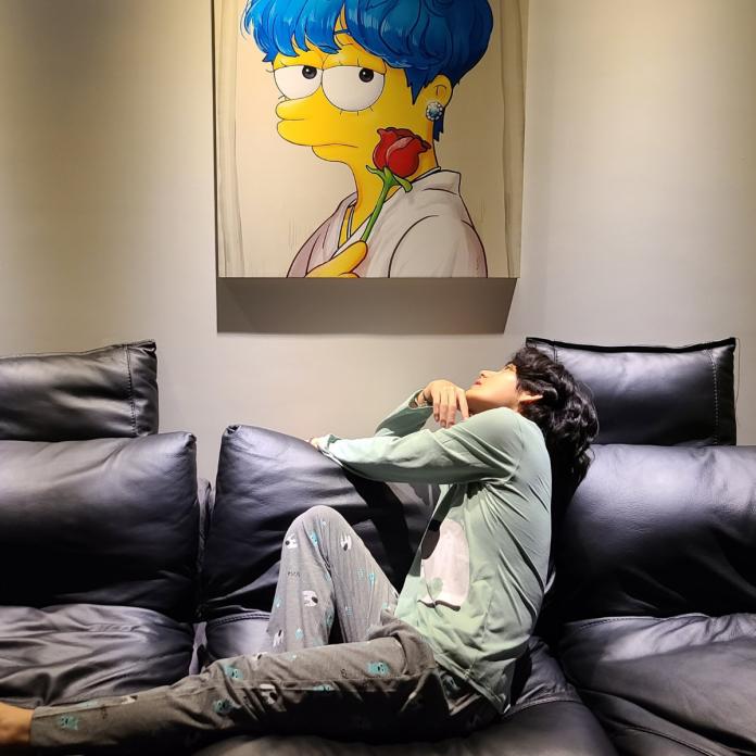 m_turuaphrodite's tweet photo. Taehyung really wants a whole Simpson collection, huh?😤💜 @TheSimpsons, you seeing this?

ARMYs, time to shine (not me tho, wish I had talent)
#BTSV #simpsonforV https://t.co/vloWeVDjS3