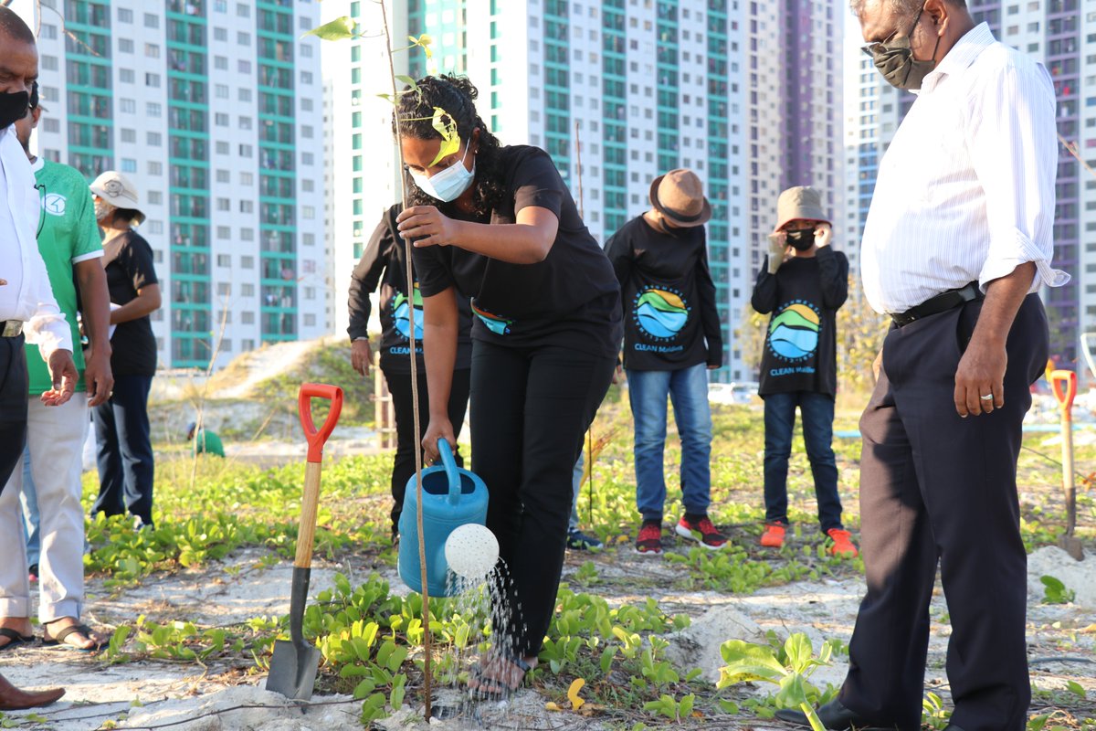 MoEnvmv's tweet photo. Minister Shauna inaugurated a tree planting event organised by @clean_maldives in coordination with @hdcmaldives. Many school children participated in the event. #CLEANMaldives #GoGreenEvent2021 #SaveLife #GoGreenMV #PlantaTree https://t.co/6DiP0N2OK5