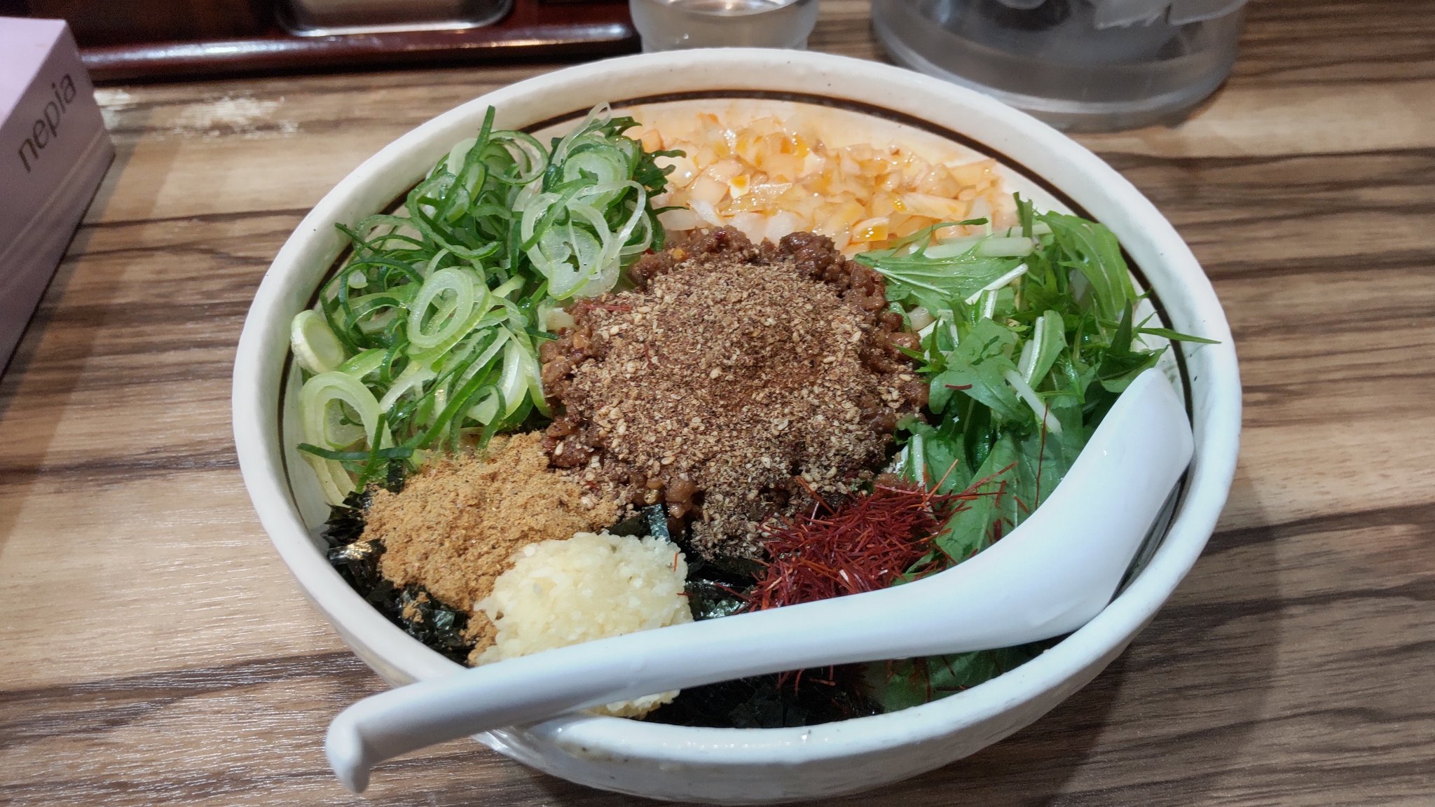 よっぴー お金の使い方 感想まとめ 台湾まぜそばの発祥となった麺屋はなびの姉妹店 麺屋はるか の秋葉原駅前店へ行ってきました カウンターのみの13席で食券を買うタイプ 15分くらい並んでからの入店でした 台湾まぜそば T Co