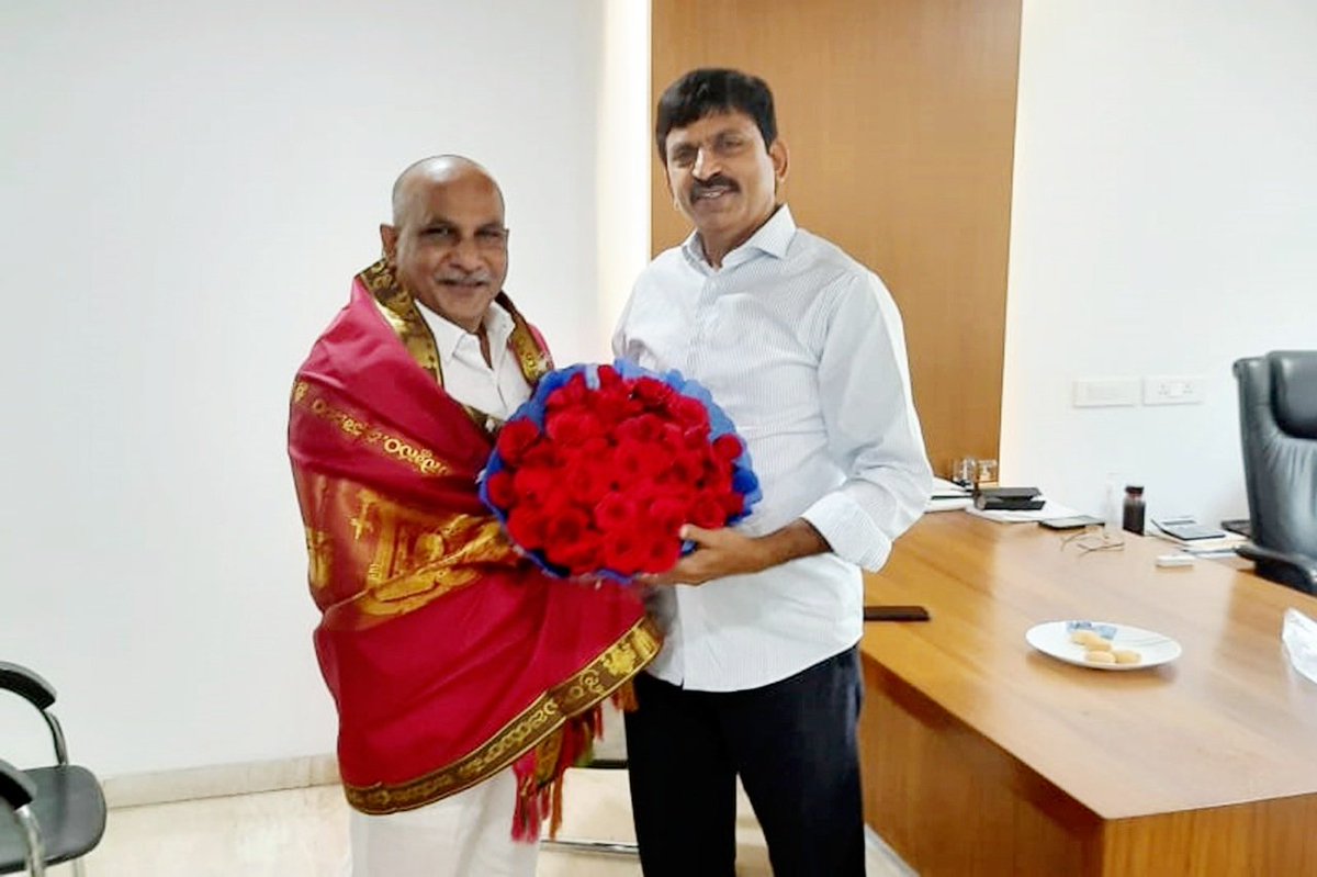 MadathaGoud's tweet photo. ఎమ్మెల్సీ
శ్రీ #తక్కెళ్లపల్లి_రవీందర్_రావు గారికి పుష్పగుచ్చం అందజేసి అభినందించిన ఖమ్మం మాజీ పార్లమెంటుసభ్యులు,టీఆర్ఎస్ పార్టీ రాష్ట్ర నాయకులు పొంగులేటి శ్రీనివాస్ రెడ్డి గారు https://t.co/tP09z79DFi
