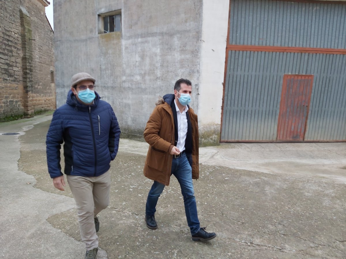 psoeburgos's tweet photo. Buenos días. Estamos en #BarriodeMuñó, con @luistudanca, para hablar del esfuerzo inversor del Gobierno en la llegada de la banda ancha de internet al medio rural
#DefenderCYL
#PasionporCyL https://t.co/lTapOxz1M4 https://t.co/EpNzj9vwlB
