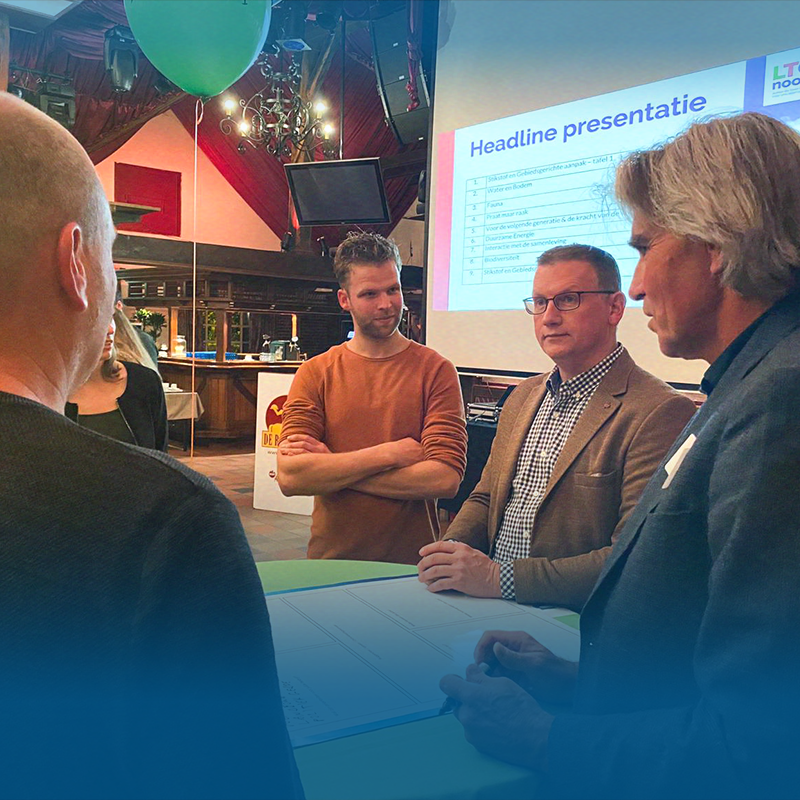 LTONoord's tweet photo. Zo'n 850 leden namen deel aan onze najaarsbijeenkomsten! 💬 ‘Leden waarderen het dat ze op deze bijeenkomsten in gesprek konden gaan over tal van onderwerpen’, zegt @Marijn91, onze manager ledenzaken. #samensterk 💪 https://t.co/pqr4oE5NLc