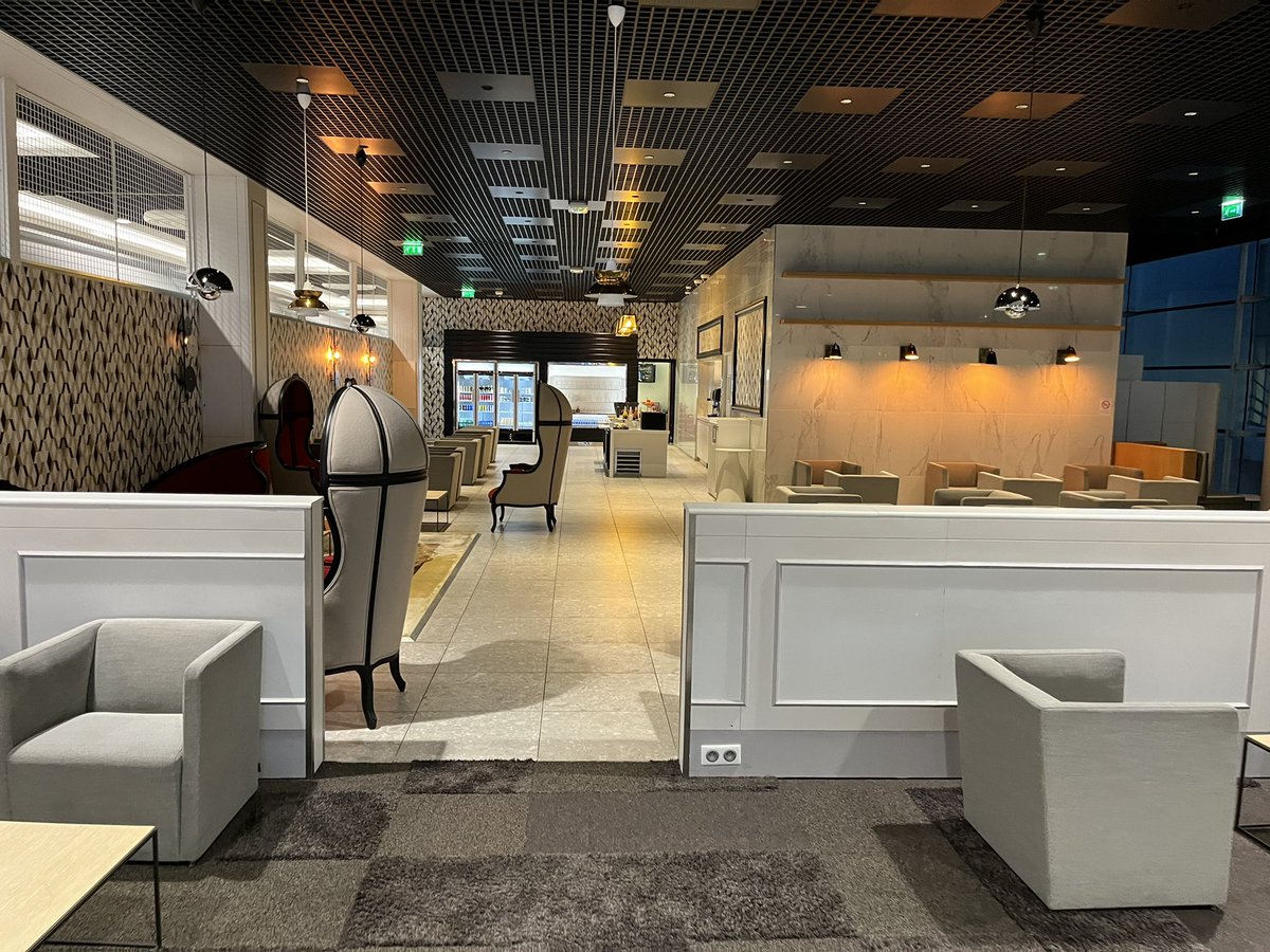 kridesco's tweet image. And also shoutout to CDG’s @SingaporeAir ground staff for accepting me to the @ParisAeroport Paul Maxence Lounge despite not being in the same terminal! @SophieFigenwald