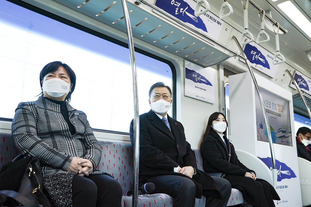 오늘부터 울산-부산 노선에서 비수도권
최초의 광역전철이 운행됩니다.
1974년 수도권 광역전철 개통 후
47년, 무려 반세기만의 일입니다.

하루 왕복 100회 운영되는
전철로 지역 주민들의 일상과
경제활동이 바뀌고, 두 도시가
대중교통으로 출퇴근할 수 있는
단일 생활권으로 연결됩니다.