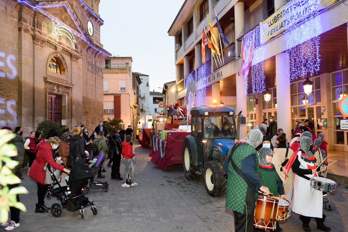 AjTorrefarrera's tweet photo. 💫 Ahir, grans i petits vam gaudir amb l’espectacular Cavalcada del #Camarlenc a #Torrefarrera i l'entrega de la carta per als Reis Mags d'Orient!
✨ Tarda màgica per mantenir la il·lusió en unes dates tan assenyalades.
@ICG_Fundacio
#NadalTorrefarrera #ICGSoftware https://t.co/PqGDKhVHGi