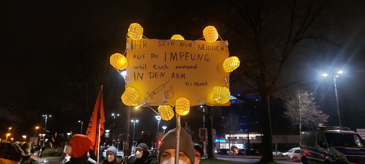 Immer wieder montags:Gestern gab es einen weiteren Kundgebung der rechtsradikalen "Freien Niedersachsen" vor dem Neuen Rathaus #goettingen  Zeigt Flagge, leistet Widerstand gegen Wissenschaftsleugnung und rechte Verschwörungsmythen!
