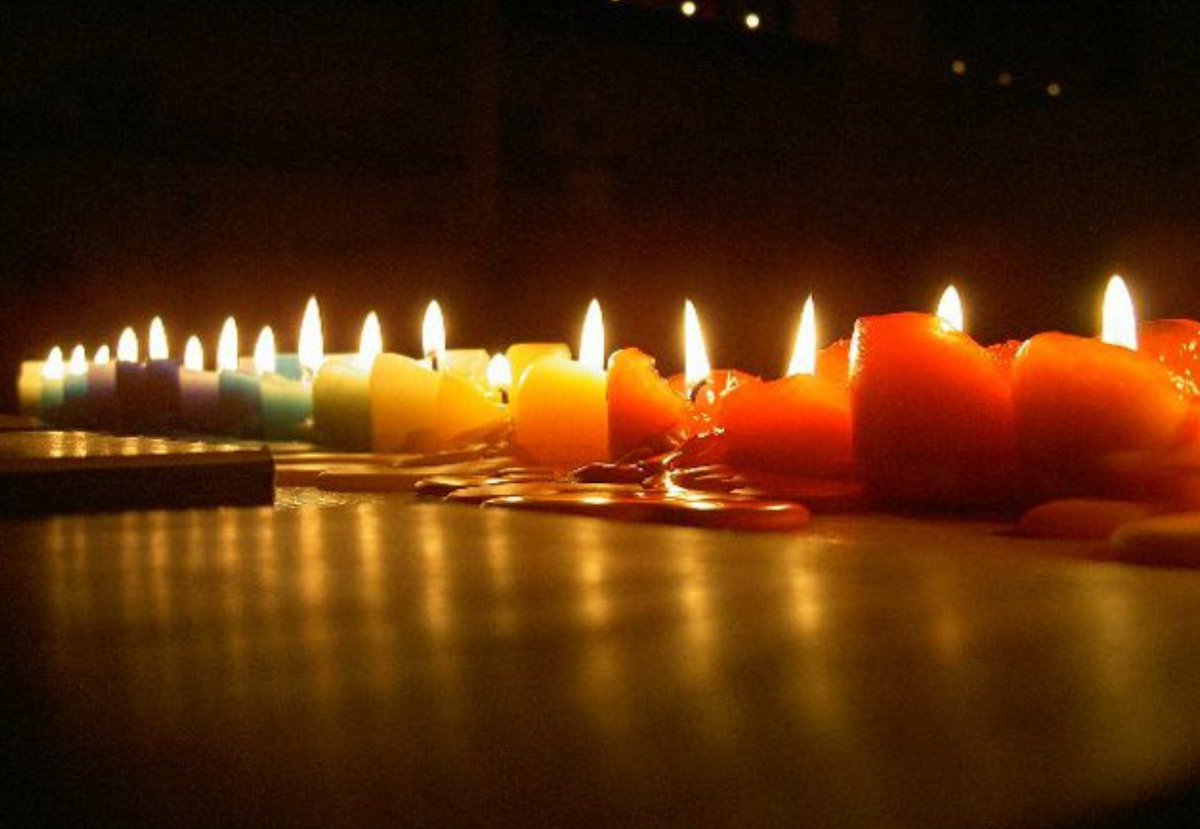 SalaLettura's tweet photo. Stanno i giorni futuri innanzi a noi come una fila di candele accese dorate,calde,e vivide.
Restano indietro i giorni del passato, penosa riga di candele spente: le più vicine dànno fumo ancora, fredde,disfatte,e storte…
—Konstantinos Kavafis

#LAnnoCheVerrà https://t.co/qdBrnA1uVy