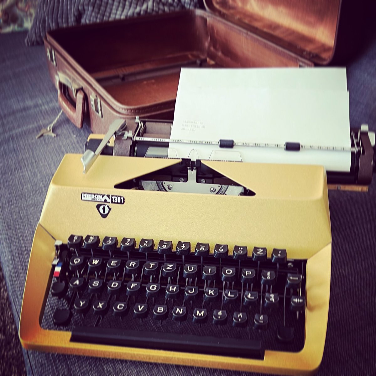 kozik73's tweet image. Zestaw PegasusFree… nie tam żebym miał coś do ukrycia 😎 Po prostu lubię retro bo kiedyś to było… 😜🤔
#retro #maszynadopisania #predom #łucznik #PRL #KiedyśToByło #KlasykaRządzi #PegasusFree #Pegasus #J23ZnowuNadaje #WTajnejSłużbieJejKrólewskiejMości