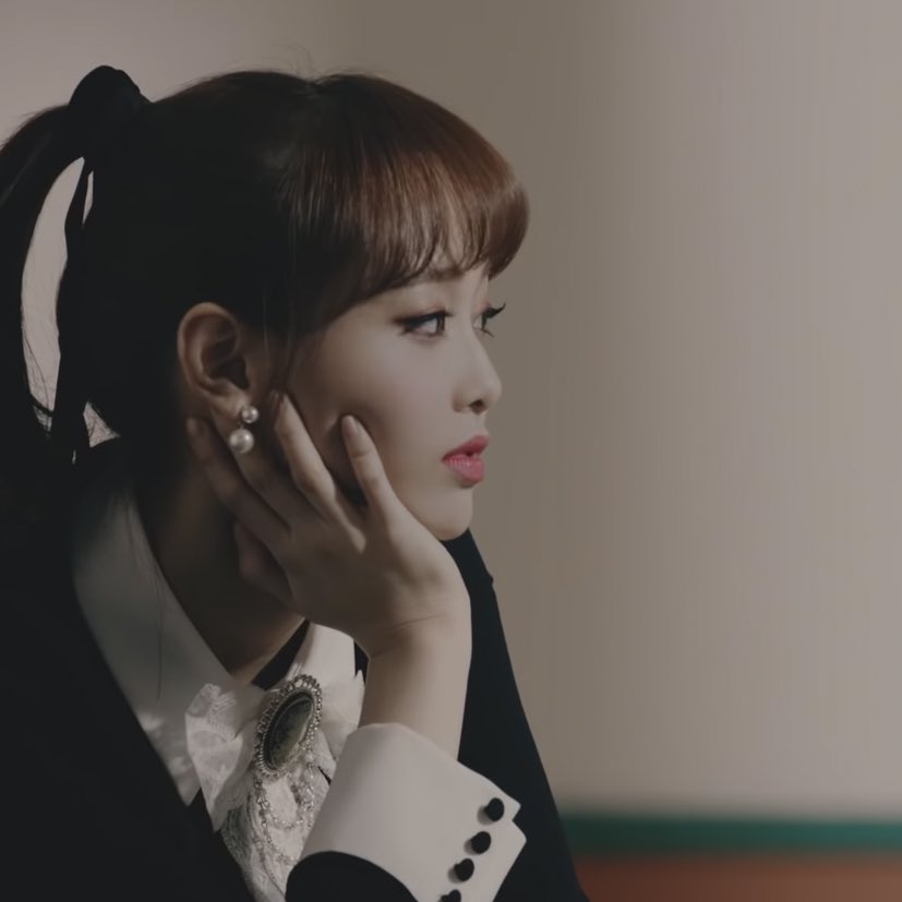luvlych10's tweet photo. #4YearsWithChuu 🐧💘 https://t.co/p6qYemWuj9