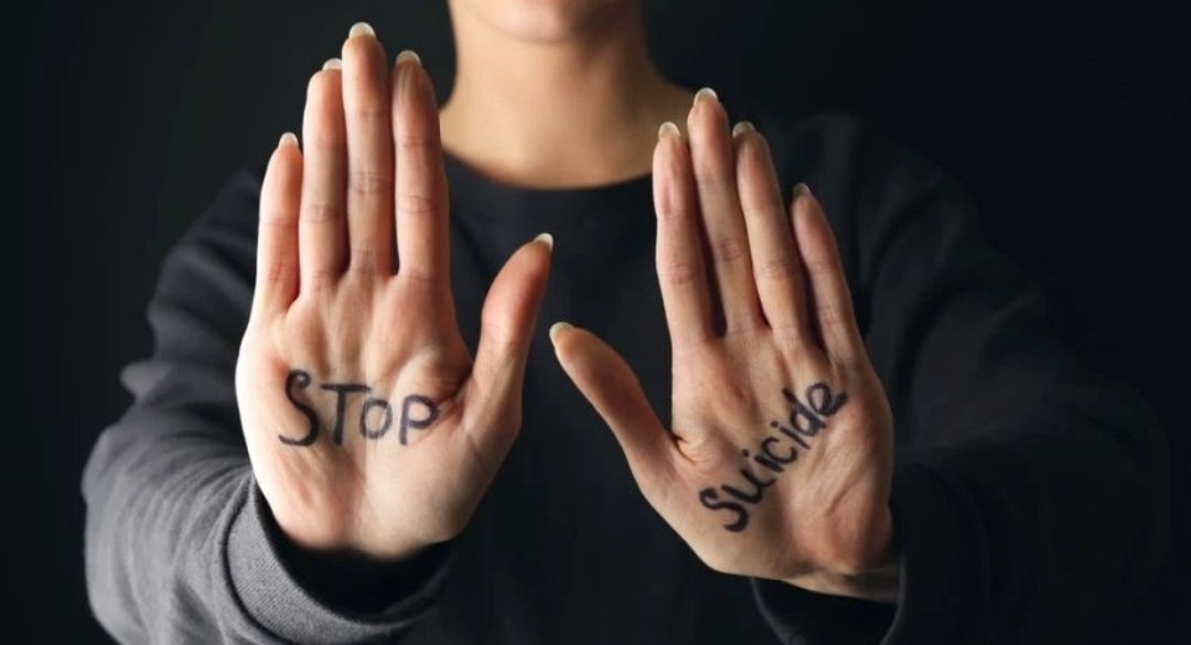 Podríais dos seguidores copiar y volver a publicar este tuit? Intento demostrar que siempre hay alguien ahí, especialmente en esta época del año. Contra el suicidio, llama al 717 003 717 (Teléfono de la Esperanza).
Al menos dos. Copia, no RT.
Cuidemos los unos de los otros.