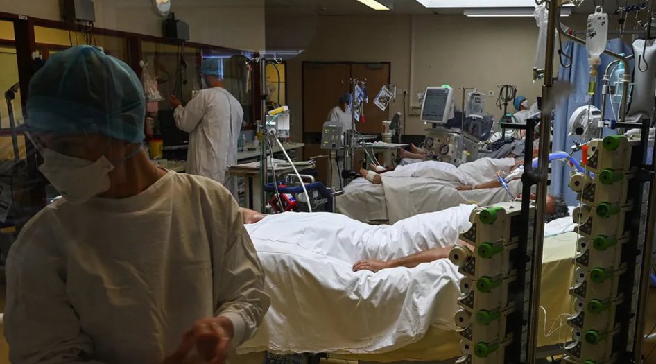 Il pourrait y avoir, en France, début Janvier ,250 000 cas positifs de covid dépistés chaque jour désorganisant toute la société. Pour les hôpitaux touchés par un absentéisme massif, auquel va s’ajouter les nombreux arrêts maladie, le risque est majeur.