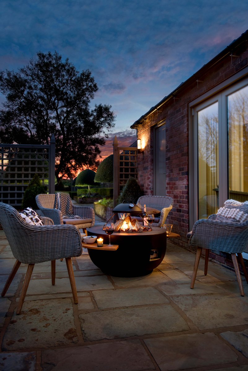 Snuggle and get cosy this winter around your Happy Cocooning Gas Firebowl 🔥