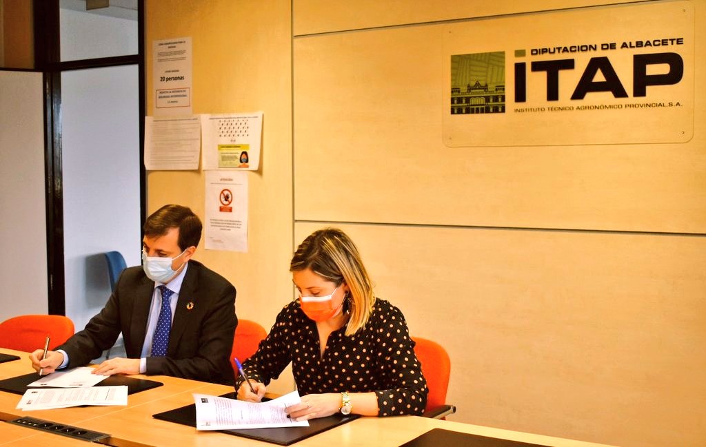 dipualba's tweet photo. 📢 #FUNDESCAM, cuyo patrono principal es el @itapdipualba, de la mano de nuestra vpdta., @ampartorres, ha suscrito un #acuerdo de colaboración con @estrellalevante para avanzar em la transición del #SectorAgroalimentario hacia la #Sostenibilidad 🌾🔛♻️.
🌐https://t.co/k3qjK32bsA https://t.co/m8mBoYEFQx