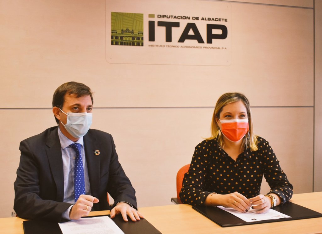 dipualba's tweet photo. 📢 #FUNDESCAM, cuyo patrono principal es el @itapdipualba, de la mano de nuestra vpdta., @ampartorres, ha suscrito un #acuerdo de colaboración con @estrellalevante para avanzar em la transición del #SectorAgroalimentario hacia la #Sostenibilidad 🌾🔛♻️.
🌐https://t.co/k3qjK32bsA https://t.co/m8mBoYEFQx