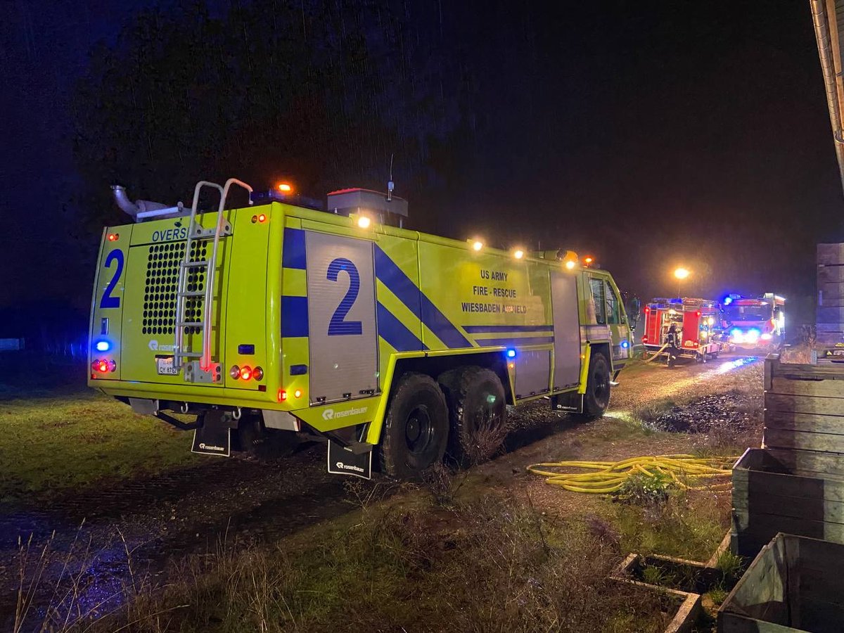 FeuerwehrWI's tweet photo. In #Delkeheim brennt aktuell ein großer Misthaufen in einer Lagerhalle. Neben der Berufsfeuerwehr sind auch die FFs aus #Delkenheim, #Erbenheim und #Kastel, die Logistik-Gruppe sowie ein Flugfeldlöschfahrzeug der US-Feuerwehr vom Flugplatz Erbenheim im Einsatz. ^jh https://t.co/wXw1TRc38Q