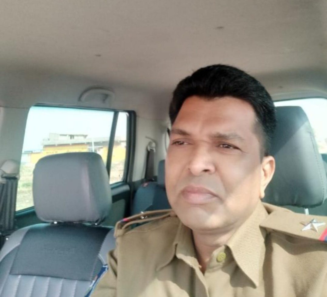 APNUZALAWAD's tweet photo. બી ડિવિઝન પોલીસ સ્ટેશનમાં ફરજ બજાવતાAsi દલસુખભાઈ મેહેરીયા આજરોજ હાડ એટેક આવતા દુખદ અવસાન પામેલ છે ભગવાન તેમના આત્માને શાંતિ આપે એવી પ્રભુ ને પ્રાર્થના ઓમ શાંતિ શાંતિ
દેવળીયા મુકામેં  અંતિમસંસ્કાર વિધિ રાખેલ છે 🙏 https://t.co/Yz0uETBv7s