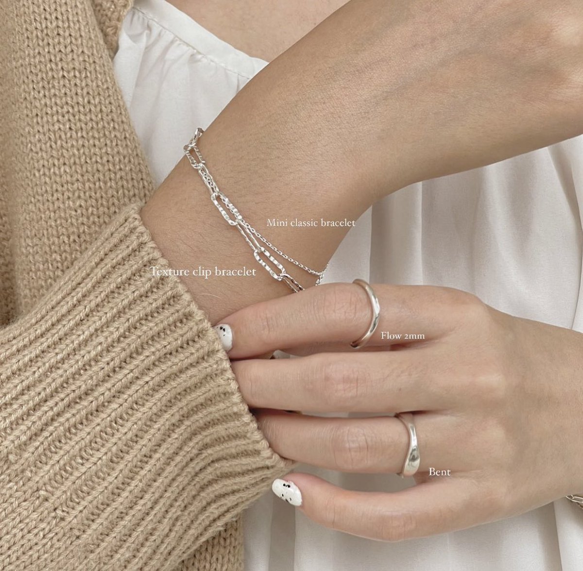 youxppp's tweet photo. ใครชอบใส่เครื่องเงิน สร้อย แหวน ต่างหู กำไล แนะนำร้านนี้เลย yourwishlist ใส่อาบน้ำได้ ไม่ลอกไม่ดำด้วย นี่ซื้อบ่อยมาก น้องจะเป็นเส้นเล็กๆ ใส่แล้วเบาดี สามารถสั่งตัดตามขนาดได้ด้วยนะคะ เผื่อใครอยากหาของขวัญปีใหม่ หรือวันเกิด ร้านรับห่อของขวัญให้ด้วย แพ็คเกจน่ารักมาก ✨🤍 https://t.co/odixR1uh6g