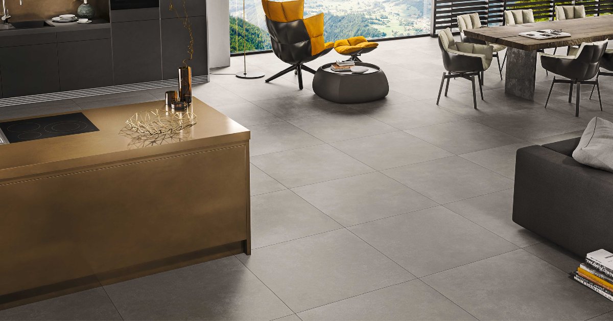 Minimalistische Leichtigkeit gepaart mit graziler Romantik: in Gentle verschmilzt die reduzierte Charakteristik des Zements mit unaufdringlichen, textilen Nuancen. 

#gepadi #stroehergroup #fliesen #fliesenarbeiten #fliesenboden #fliesenverlegung #fliesenhandel #raumgestaltung