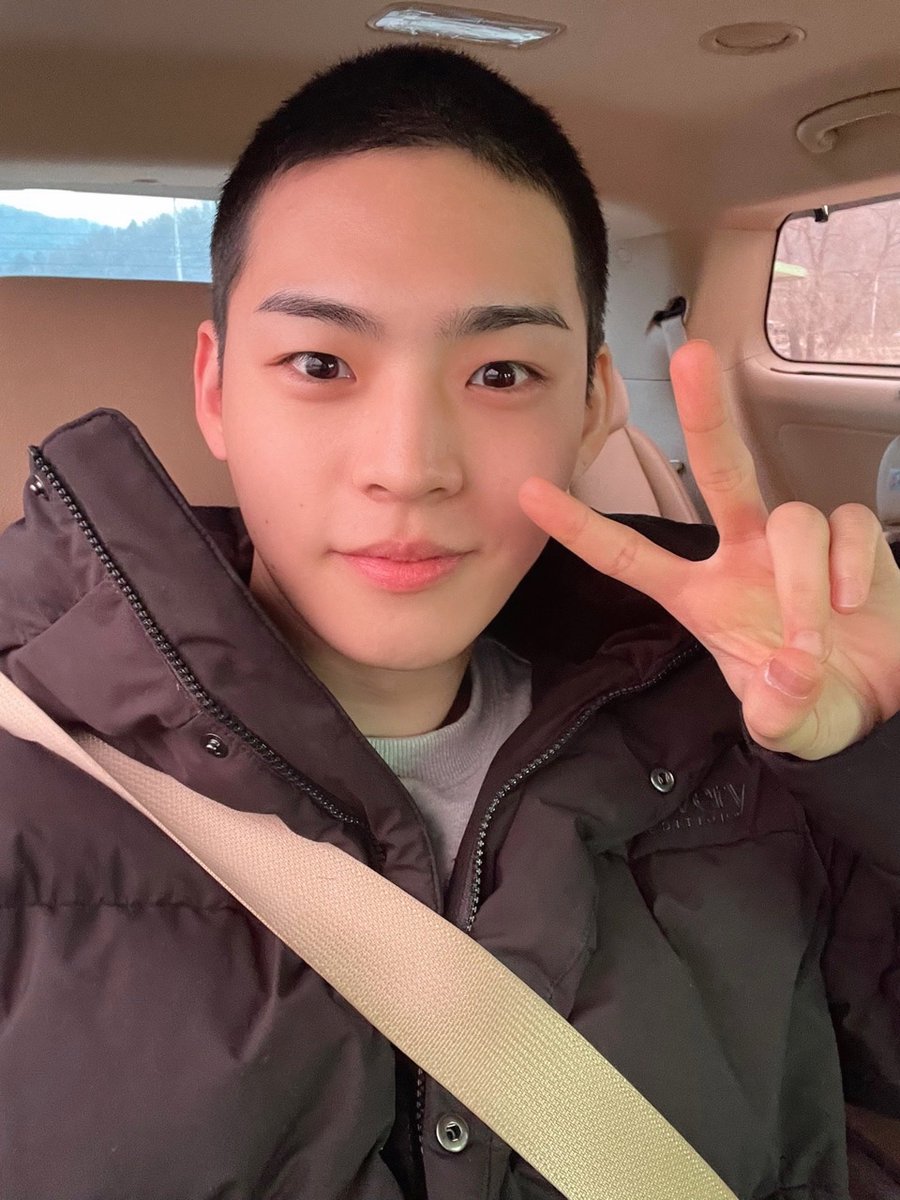 wm_on7off's tweet image. 다정하고 따뜻한 온팀의 리더 효진!😊 우리가 다시 만나는 날이 오면, 효진이와 퓨즈들 모두 밝은 미소로 안뇽 퓨즈! 안뇽 효진! 하고 서로를 반겨주기로 약속해요❤️

#퓨즈들_내일봐요
#온앤오프 #ONF #효진 #HYOJIN