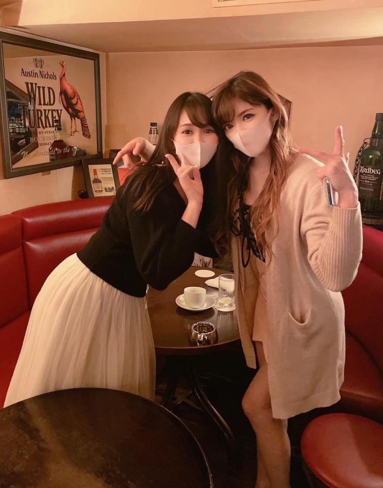 echohibikisato's tweet photo. きのうはピアニスト高木里代子さんのライブへ🥂
実は初めまして😳だったのですが、飛び入りで3曲も歌わせて頂いたりと本当に楽しいひとときでした🥰❤️
里代子さんと私は来年 1/26(水)にアルバムを同時リリース致します。現在Amazonにてご予約受付中❣️みなさま応援宜しくお願い致します!!!💕 https://t.co/XAuTlGI1D4
