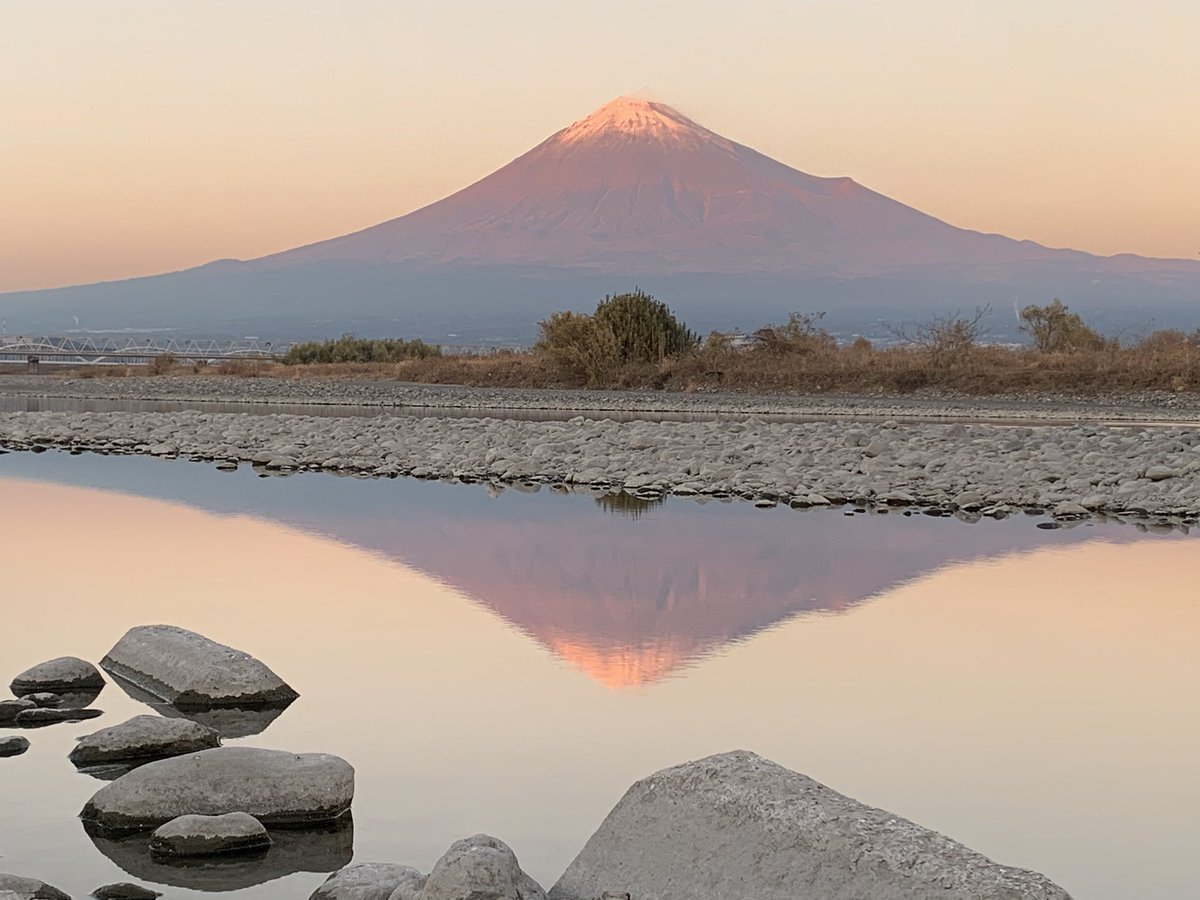 jY7Z1nq1PFmRUHv's tweet photo. 去年の12月28日に撮りました

雪が今年より少ない

夕景　富士山 https://t.co/Kq1ixuugoK