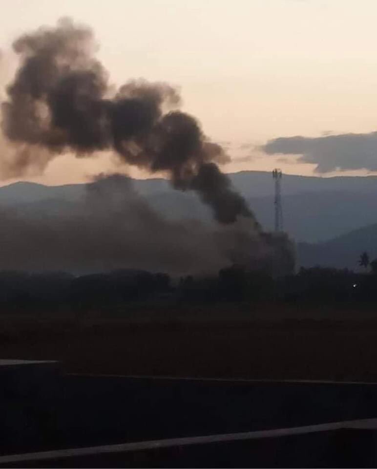 ZweYanShin2's tweet photo. Myanmar’s junta army is setting Natchaung village alight for the fifth times at around 10:00 am this morning, sending huge smoke out of the village – which has around 1000 residential houses located in southern region of Kalaymyo TownshipSagaing region. 
#WhatsHappeningInMyanmar https://t.co/g9bWYmZ9Ga