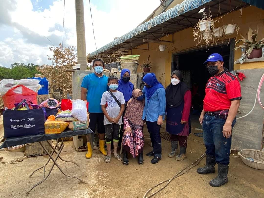 yayasanumpsa's tweet photo. #UMPSharing
Pelajar Universiti Malaysia Pahang (UMP) yang terjejas teruk akibat banjir bakal menerima RM1000 ringgit dan barangan keperluan Yayasan UMP. https://t.co/2dn66pfxk1