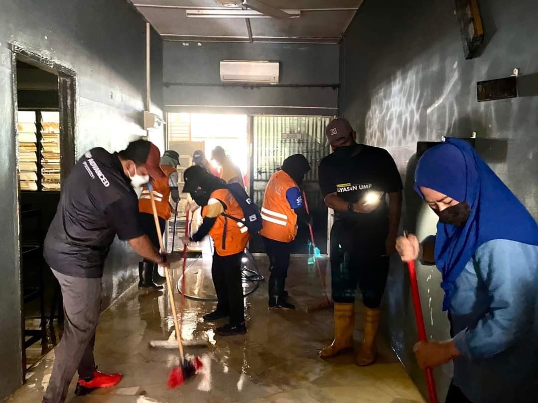 yayasanumpsa's tweet photo. #UMPSharing
Pelajar Universiti Malaysia Pahang (UMP) yang terjejas teruk akibat banjir bakal menerima RM1000 ringgit dan barangan keperluan Yayasan UMP. https://t.co/2dn66pfxk1
