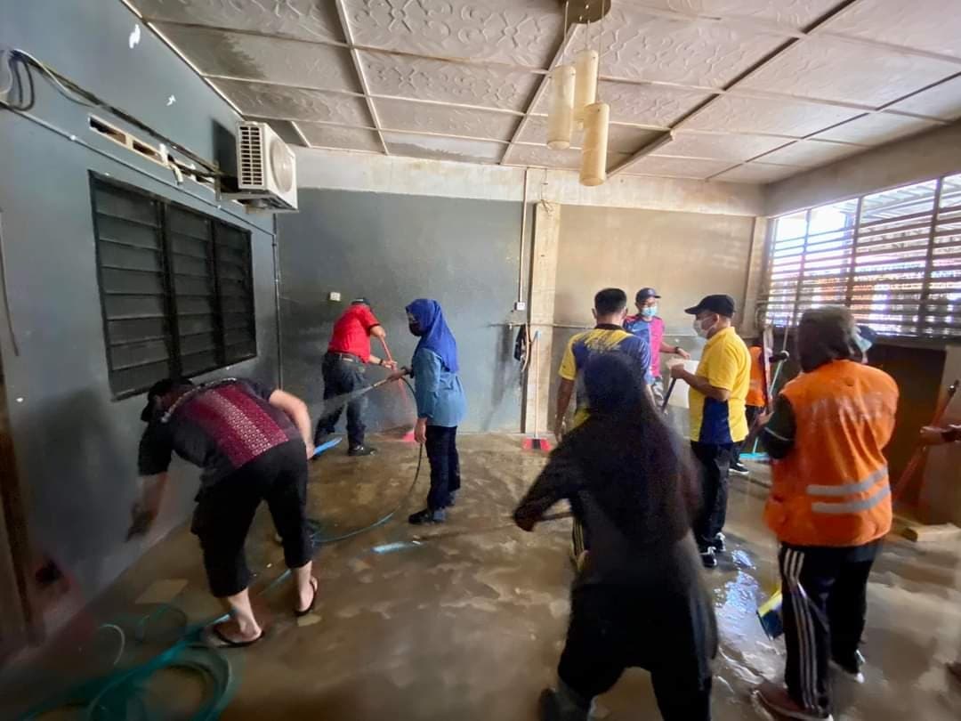 yayasanumpsa's tweet photo. #UMPSharing
Pelajar Universiti Malaysia Pahang (UMP) yang terjejas teruk akibat banjir bakal menerima RM1000 ringgit dan barangan keperluan Yayasan UMP. https://t.co/2dn66pfxk1