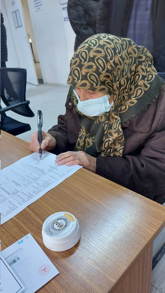 Bugün 1930 doğumlu Zeliha teyzenin kimlik başvurusunu aldık Allah sağlık sıhhat versin bizlerden de duasını esirgemedi guler yüzümüzden ilgi ve alakamizdan çok memnun kalmış yine bekleriz <a href="/IlceKocasinan/">Kocasinan İlçe Nüfus Müdürlüğü</a> <a href="/Bekirsenturk03/">Bekir Şentürk</a> <a href="/sefikaygol/">Şefik AYGÖL</a>