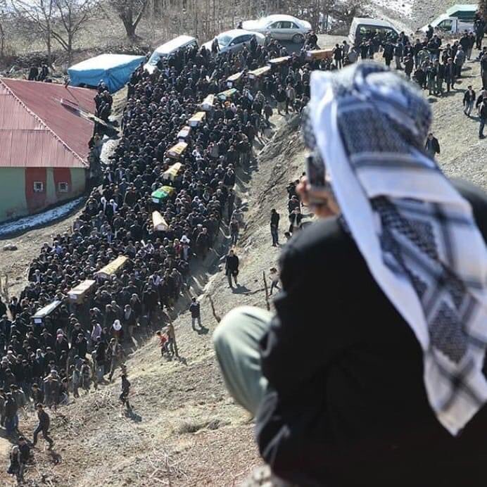 DEMPartiHakkari's tweet image. Komkujiya Roboskî 10 sal in didome, zihniyeta ku 34 can û ciwan bi balefiran qetl kir îro jî li ser kar e. Kujer îro jî tên parastin. Em ji bîr nakin, efû nakin! Em ê hesabê # Roboskî û hemû komkujiyan bipirsin. Di salvegera komkujiyê de em hemû qurbaniyan bi rêzdarî bi bîr tînin