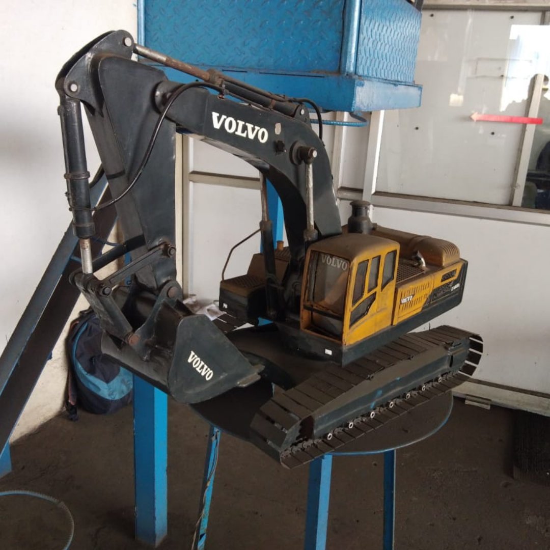 VolvoCEIndia's tweet photo. Kudos to our fan, Kamalesh Vishwakarma for fabricating this amazing model of the EC480D at a customer site! #VolvoCEIndia #VolvoCEFans https://t.co/eYjMwtZcKk