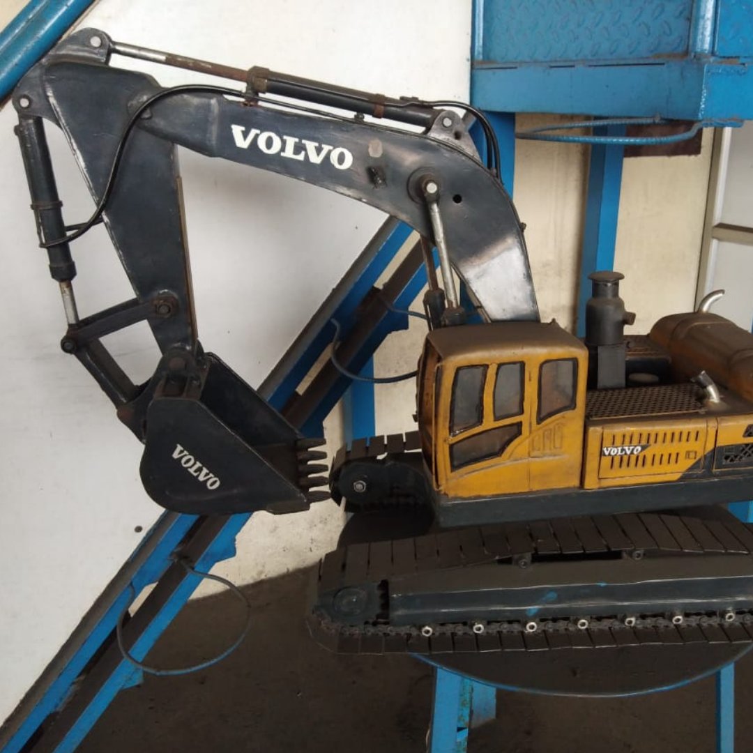 VolvoCEIndia's tweet photo. Kudos to our fan, Kamalesh Vishwakarma for fabricating this amazing model of the EC480D at a customer site! #VolvoCEIndia #VolvoCEFans https://t.co/eYjMwtZcKk