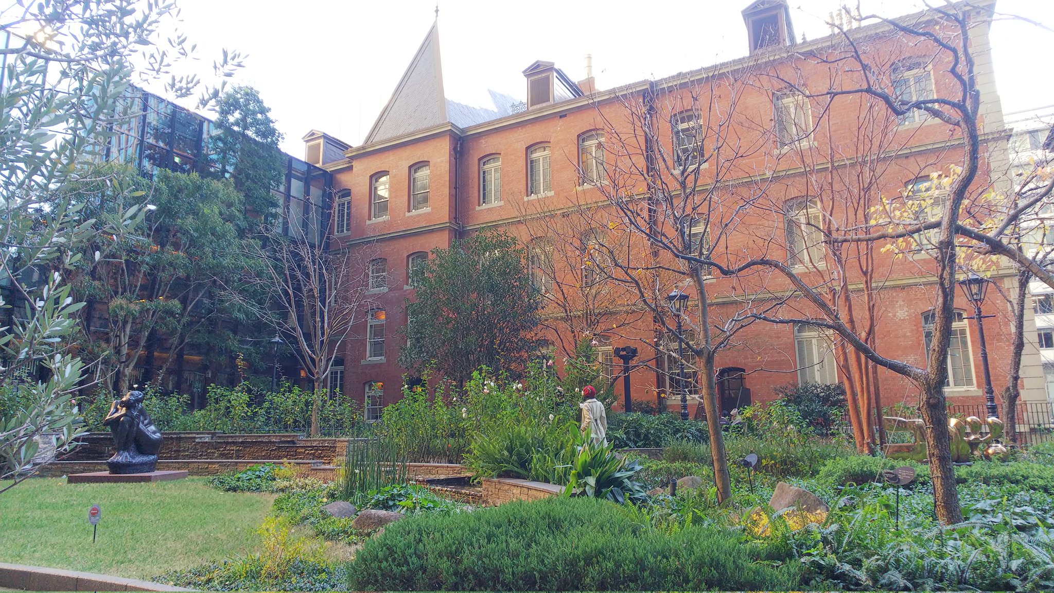 Kura 建築とインテリアとetc 三菱一号館美術館の中庭から撮影 この赤煉瓦の建物は14年建設の三菱一号館 ジョサイア コンドル設計 を 復元 したもの 19世紀末のクイーンアン様式 三菱一号館 T Co 4oi3dkbcak Twitter