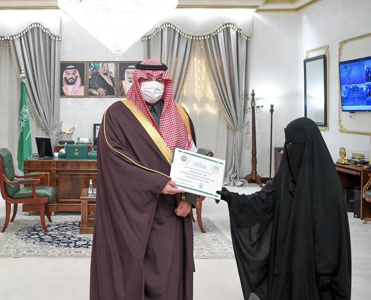 AJELNEWS24's tweet photo. أمير منطقة الحدود الشمالية يُكرم الطالبة عائشة السويد (ثالث متوسط)؛ لفوزها بجائزة مكتب التربية العربية لدول الخليج للتفوق الدراسي، وتكريمها في معرض إكسبو دبي .
- https://t.co/IL0XvO9g5T